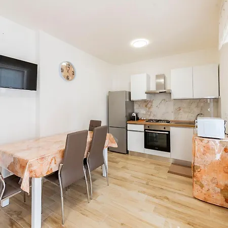 Lovely Near The Sea W/ Private Parking! Appartement